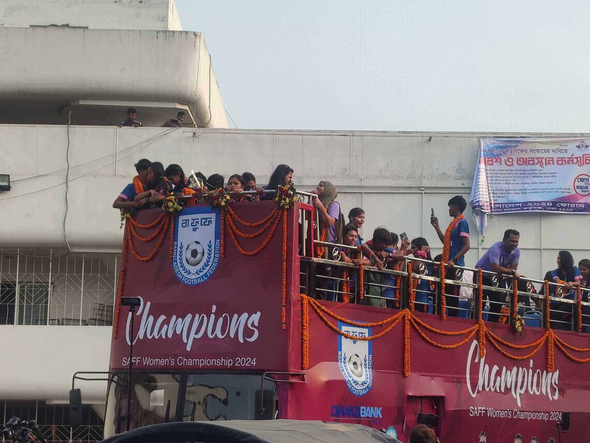 ছাদখোলা বাসে সাফ চ্যাম্পিয়নরা